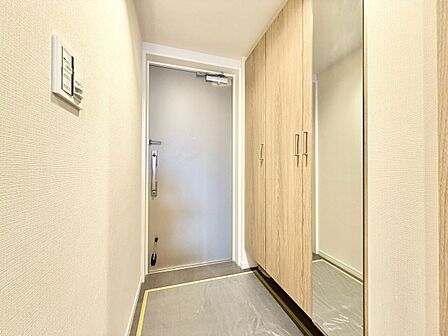 シューズボックスを完備した玄関です。