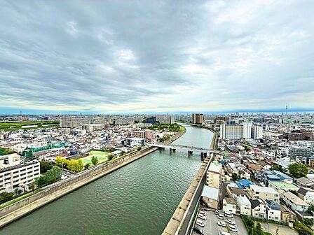 窓を開けると広がる青空。心をリフレッシュして日々を過ごしていきましょう。