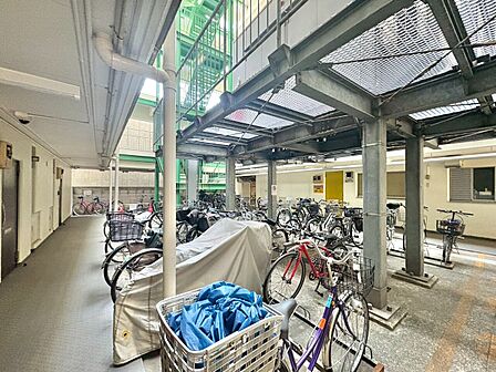 整理整頓された駐輪場で、管理体制の良好さがうかがえます。