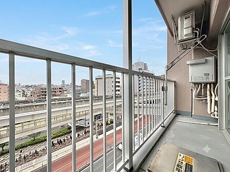 暮らしの中で、光と風を演出してくれるバルコニー。