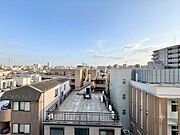 窓を開けると広がる青空。心をリフレッシュして日々を過ごしていきましょう。