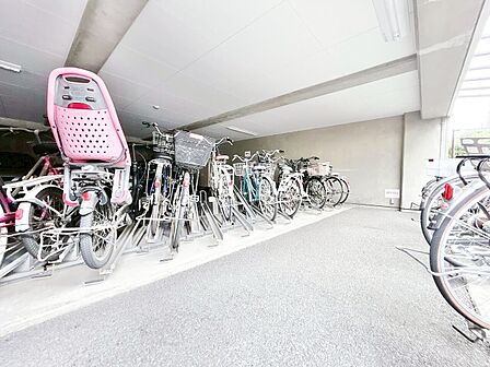 きちんと整備された駐輪場。住む方の心遣いが感じられます。