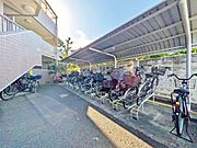 きちんと整備された駐輪場。住む方の心遣いが感じられます。