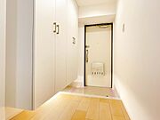 シューズボックスを完備した玄関です。
