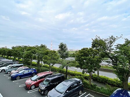 窓を開けると広がる青空。心をリフレッシュして日々を過ごしていきましょう。