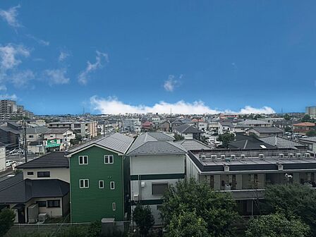 窓を開けると広がる青空。心をリフレッシュして日々を過ごしていきましょう。