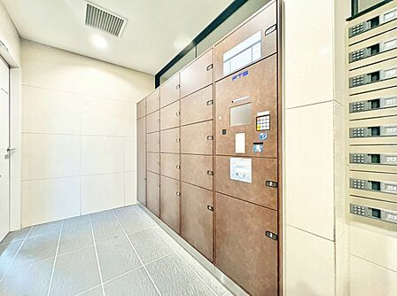 共用部分の宅配ボックスです。留守中の荷物受け取りもできるので、安心して外出ができますね。