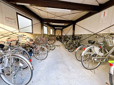きちんと整備された駐輪場。住む方の心遣いが感じられます。