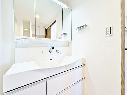 何かと物が増える場所だからこそ、スッキリと見映えの良い空間に。