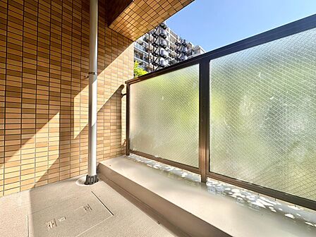 暮らしの中で、光と風を演出してくれるバルコニー。