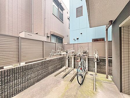 整理整頓された駐輪場で、管理体制の良好さがうかがえます。