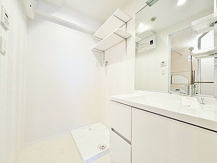 清潔感と心地よさを重視した、上質感漂うパウダールーム。
