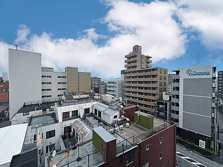 窓を開けると広がる青空。心をリフレッシュして日々を過ごしていきましょう。