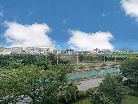 窓を開けると広がる青空。心をリフレッシュして日々を過ごしていきましょう。