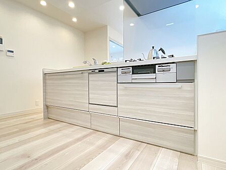 スマートな意匠と充実の機能を備えたキッチンが、暮らしにおいしい彩りを添えます。