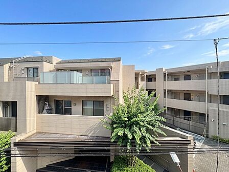 窓を開けると広がる青空。心をリフレッシュして日々を過ごしていきましょう。