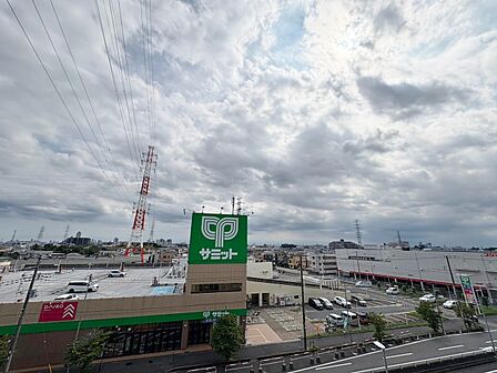 窓を開けると広がる青空。心をリフレッシュして日々を過ごしていきましょう。