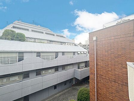 窓を開けると広がる青空。心をリフレッシュして日々を過ごしていきましょう。