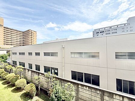 窓を開けると広がる青空。心をリフレッシュして日々を過ごしていきましょう。