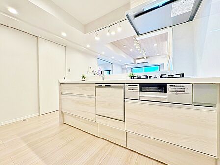 スマートな意匠と充実の機能を備えたキッチンが、暮らしにおいしい彩りを添えます。