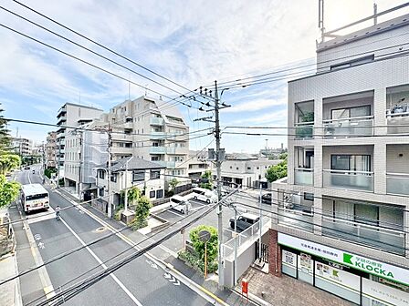 窓を開けると広がる青空。心をリフレッシュして日々を過ごしていきましょう。