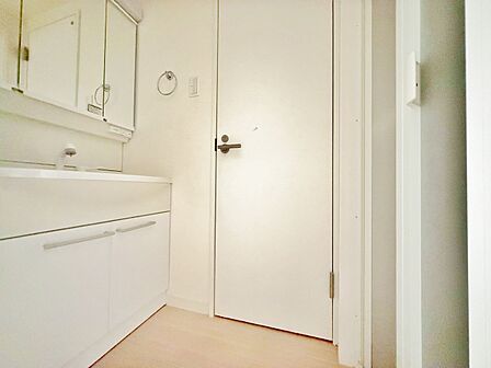 清潔感と心地よさを重視した、上質感漂うパウダールーム。