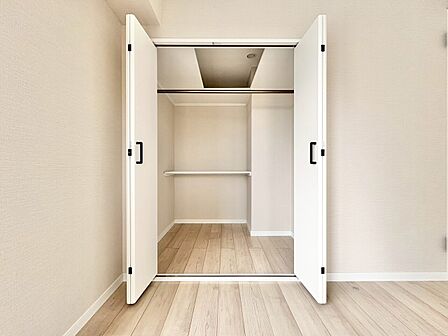 居室にはクローゼットがあり、荷物もスッキリ収納して快適にお過ごしいただけます。