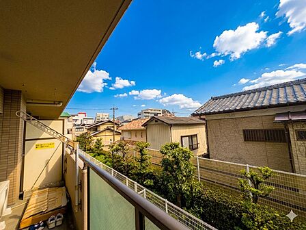 窓を開けると広がる青空。心をリフレッシュして日々を過ごしていきましょう。