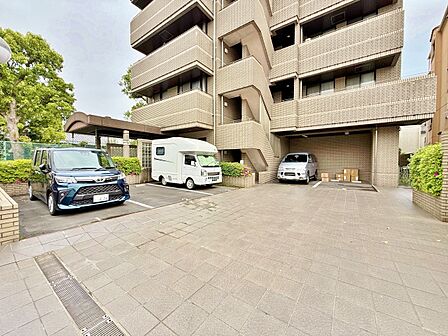 本物件の駐車スペースです。車種制限のある場合もございますので、お気軽にお問い合わせくださいませ。