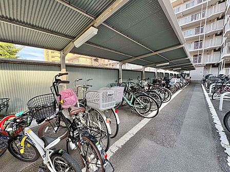 きちんと整備された駐輪場。住む方の心遣いが感じられます。