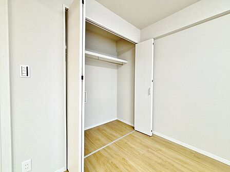 居室にはクローゼットがあり、荷物もスッキリ収納して快適にお過ごしいただけます。