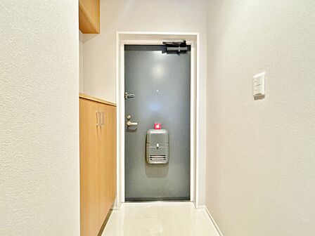 シューズボックスを完備した玄関です。