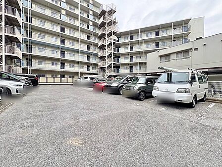 本物件の駐車スペースです。車種制限のある場合もございますので、お気軽にお問い合わせくださいませ。