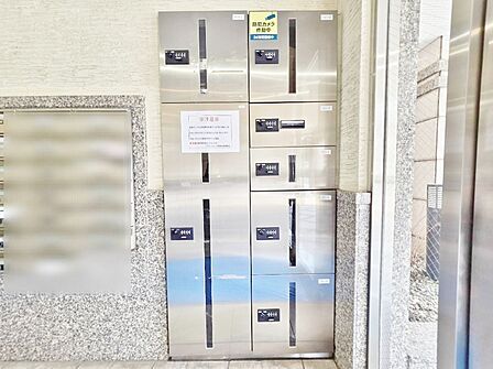 共用部分の宅配ボックスです。留守中の荷物受け取りもできるので、安心して外出ができますね。
