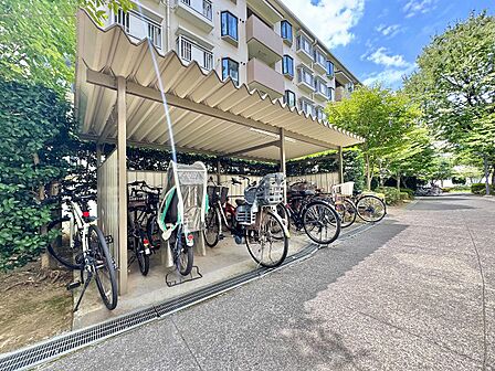 きちんと整備された駐輪場。住む方の心遣いが感じられます。