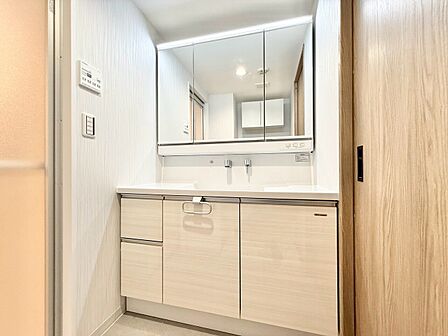 何かと物が増える場所だからこそ、スッキリと見映えの良い空間に。