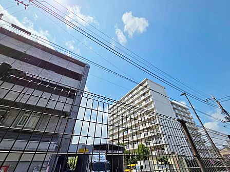 窓を開けると広がる青空。心をリフレッシュして日々を過ごしていきましょう。