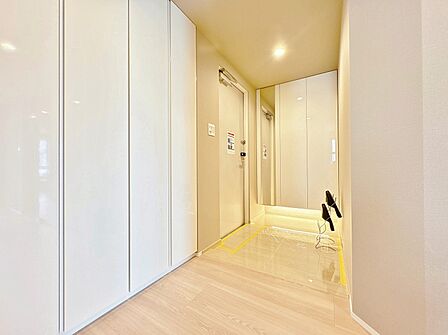 シューズボックスを完備した玄関です。