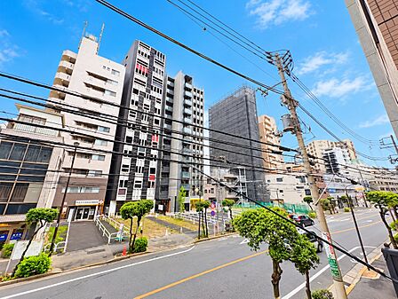 窓を開けると広がる青空。心をリフレッシュして日々を過ごしていきましょう。