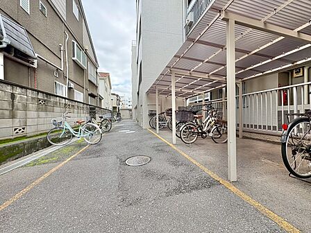 きちんと整備された駐輪場。住む方の心遣いが感じられます。