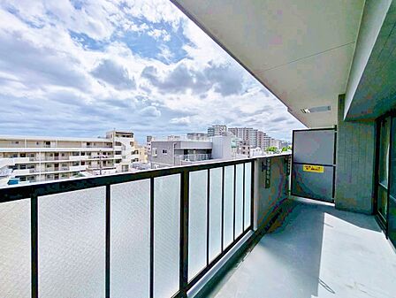 窓を開けると広がる青空。心をリフレッシュして日々を過ごしていきましょう。