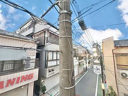 窓を開けると広がる青空。心をリフレッシュして日々を過ごしていきましょう。