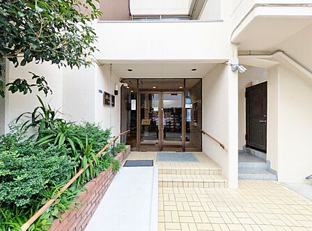 外と内をつなぐエントランスは、まさに顔となる場所。