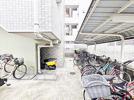 整理整頓された駐輪場で、管理体制の良好さがうかがえます。