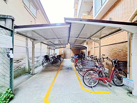 整理整頓された駐輪場で、管理体制の良好さがうかがえます。