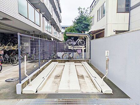 本物件の駐車スペースです。車種制限のある場合もございますので、お気軽にお問い合わせくださいませ。