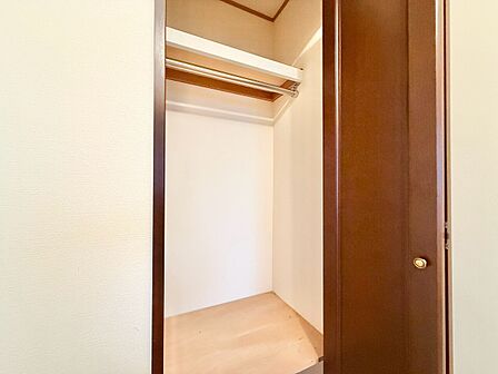 居室にはクローゼットがあり、荷物もスッキリ収納して快適にお過ごしいただけます。