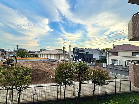 窓を開けると広がる青空。心をリフレッシュして日々を過ごしていきましょう。
