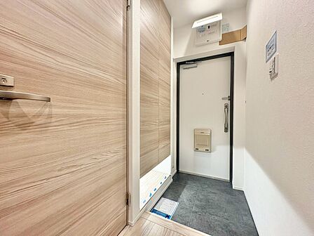 シューズボックスを完備した玄関です。