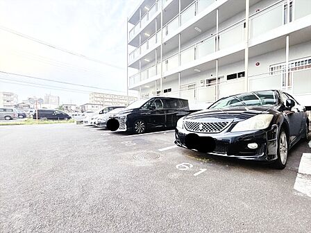 本物件の駐車スペースです。車種制限のある場合もございますので、お気軽にお問い合わせくださいませ。